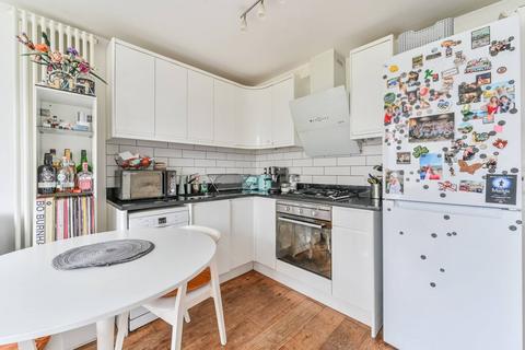 2 bedroom flat for sale, Bolingbroke Grove, Between the Commons, London, SW11