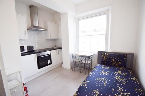 Studio to rent, London W2