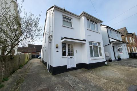 Studio to rent, Gladstone Road, Poole