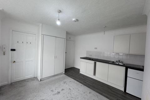 Studio to rent, Gladstone Road, Poole