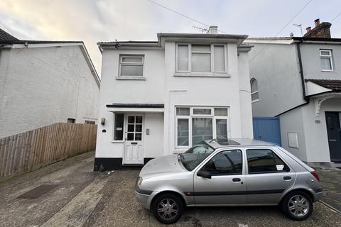 Studio to rent, Gladstone Road, Poole