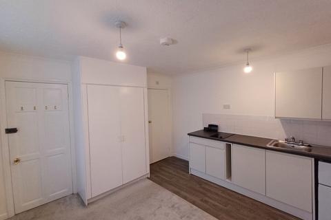 Studio to rent, Gladstone Road, Poole