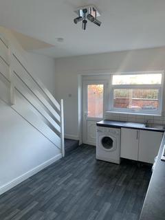 2 bedroom end of terrace house for sale - York Road, Denton