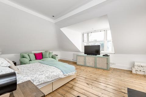 17 Priory Road, Richmond, TW9 3DQ