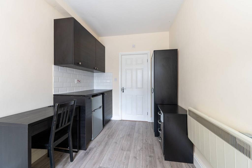 Bideford Avenue, Perivale, Greenford, UB6 Studio to rent £1,150 pcm