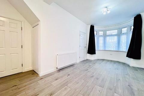 3 bedroom terraced house to rent, Danehurst Gardens, Ilford IG4