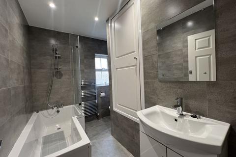 3 bedroom semi-detached house to rent, Mead Avenue, Slough, SL3
