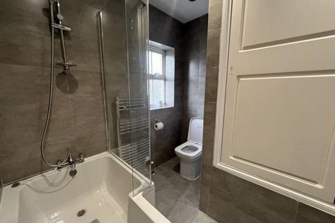 3 bedroom semi-detached house to rent, Mead Avenue, Slough, SL3