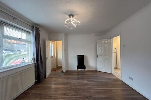 3 bedroom semi-detached house to rent, Mead Avenue, Slough, SL3
