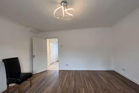 3 bedroom semi-detached house to rent, Mead Avenue, Slough, SL3
