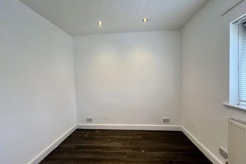 3 bedroom semi-detached house to rent, Mead Avenue, Slough, SL3