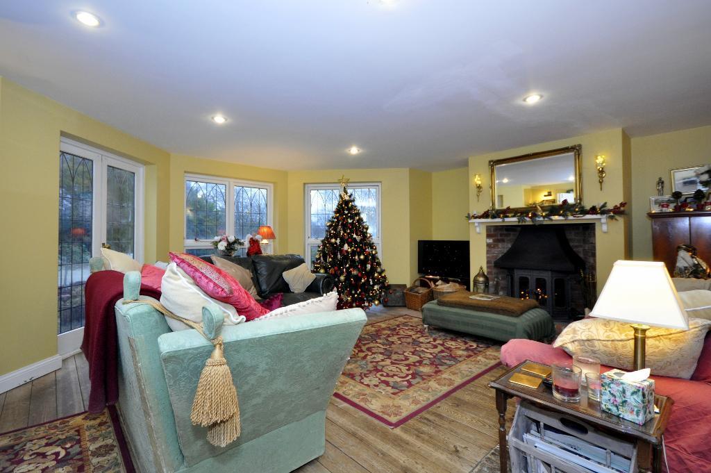Wessington Park, Calne, Wiltshire, SN11 0AT 4 bed bungalow for sale £