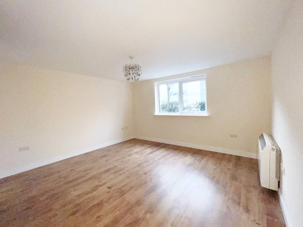 Parsons Close, Aldershot GU11 2 bed ground floor flat £1,250 pcm (£