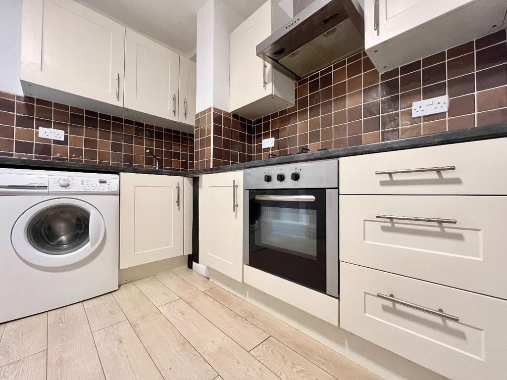 kingscourt-road-streatham-2-bed-apartment-1-799-pcm-415-pw