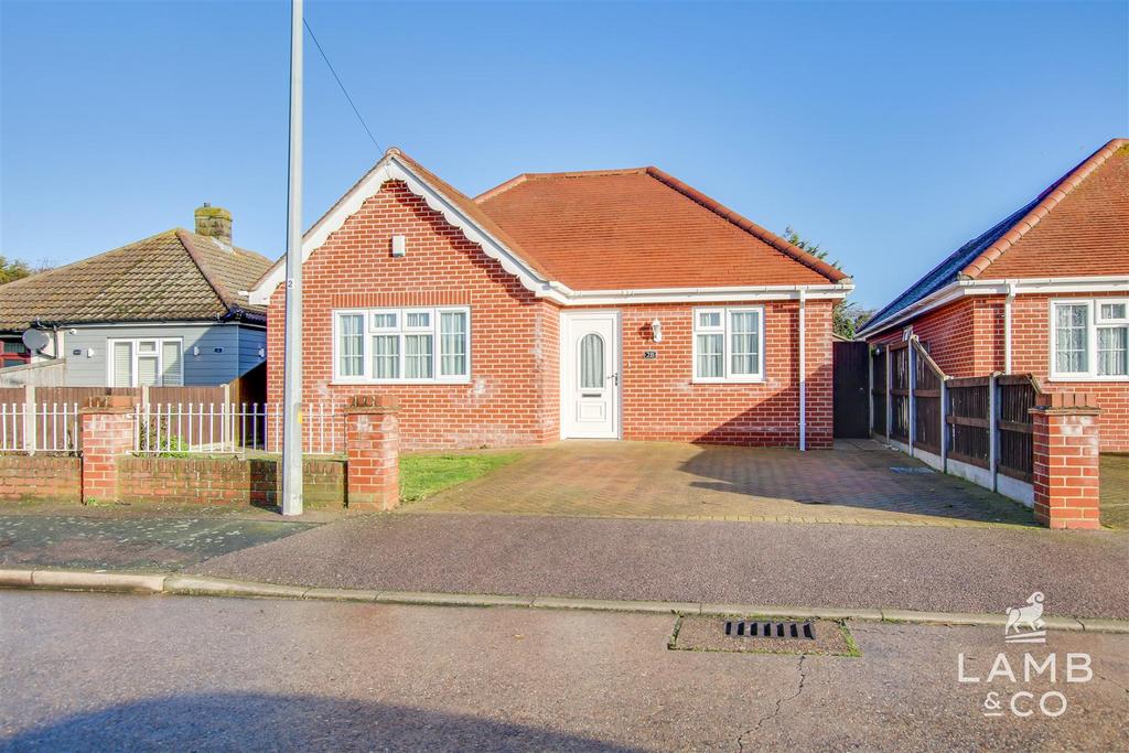 Meadow Close, ClactonOnSea CO15 3 bed detached bungalow for sale £