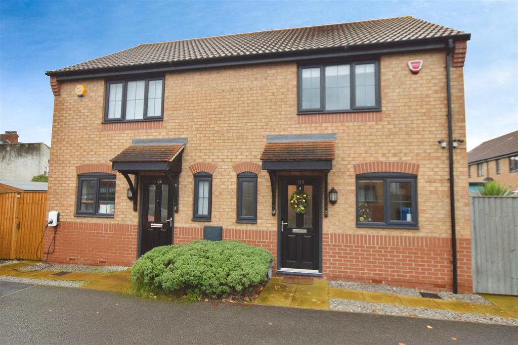 Parkfield Drive, Hull 2 bed semidetached house for sale £140,000