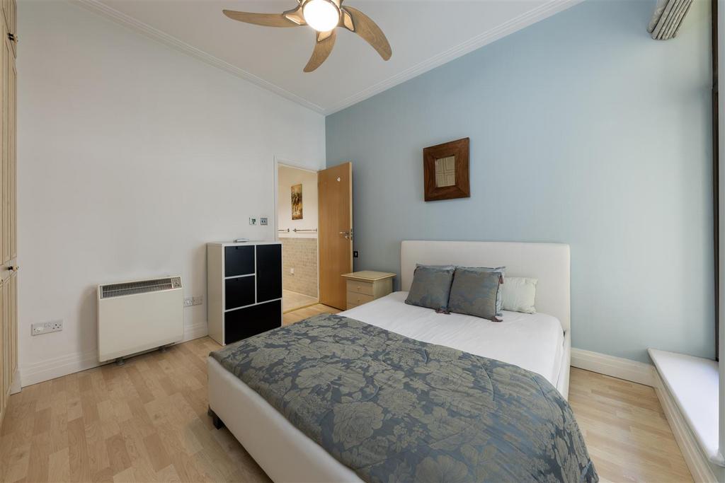 Prescot Street 1 F13- bed.jpg