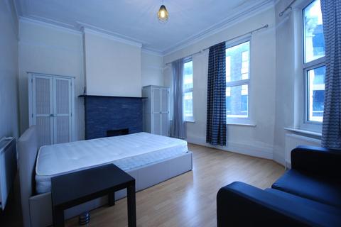 2 bedroom flat to rent, Falcon Road, London SW11