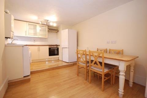 2 bedroom flat to rent, Falcon Road, London SW11