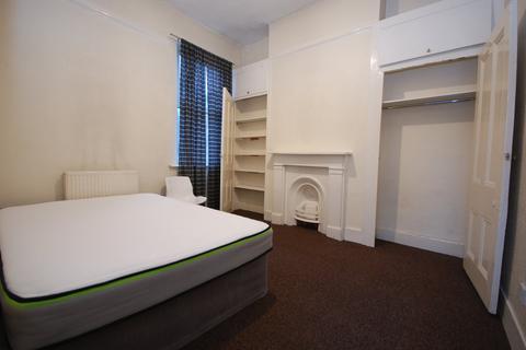 2 bedroom flat to rent, Falcon Road, London SW11