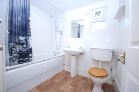 2 bedroom flat to rent, Falcon Road, London SW11