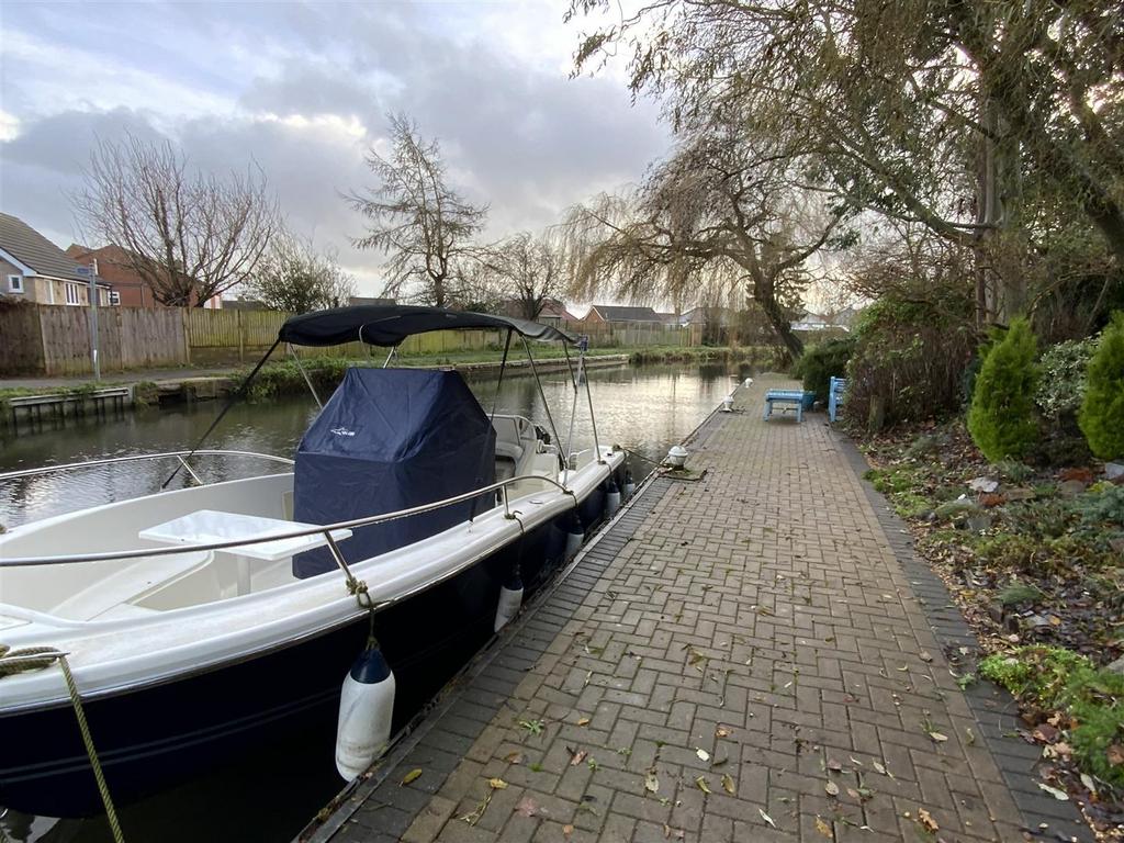 Mooring and Canal