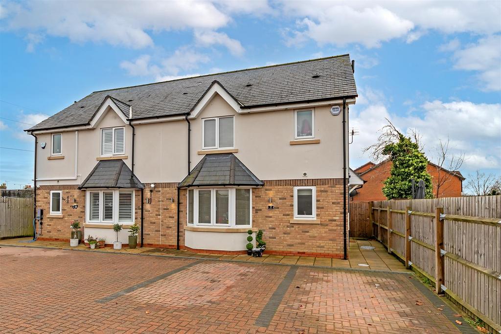 St. Annes Road, London Colney, St. Albans 4 bed semidetached house for