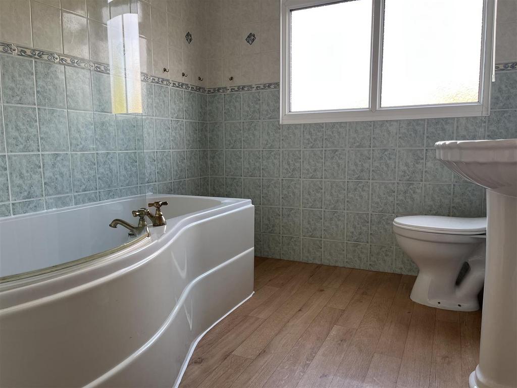 UPSTAIRS BATHROOM 1.jpg