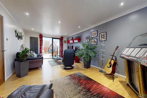 45 Linceslade Grove, Loughton, Milton Keynes, MK5 8DJ