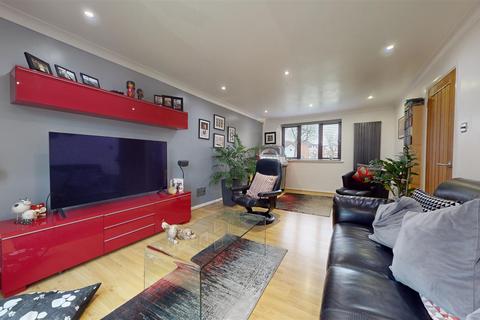 45 Linceslade Grove, Loughton, Milton Keynes, MK5 8DJ
