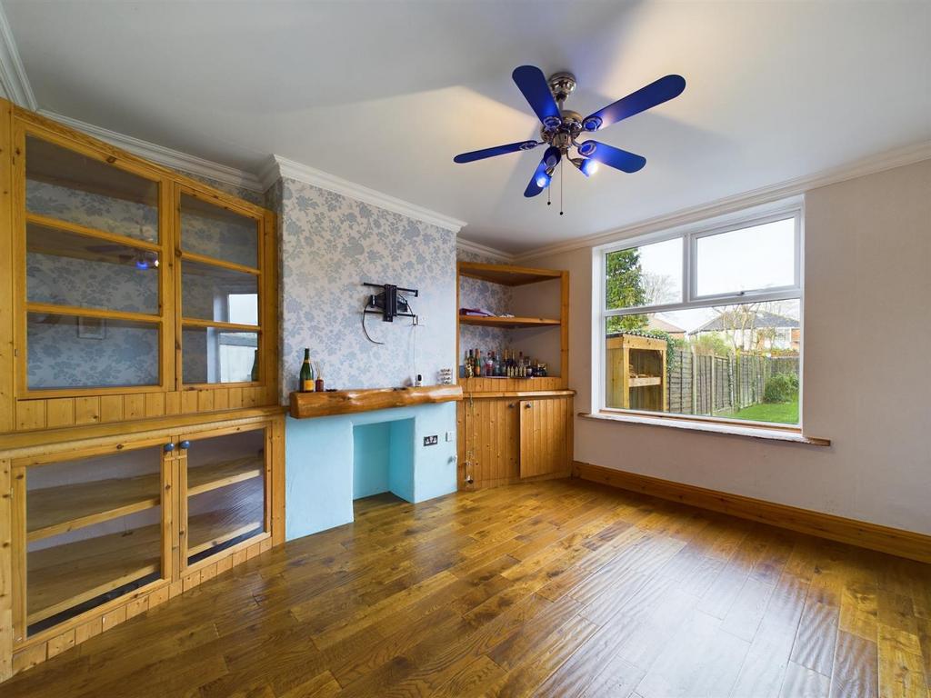 Dining room: