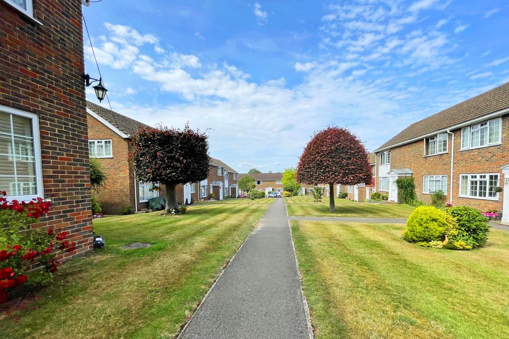 Clerks Acre, Hassocks, West Sussex... 2 bed flat £1,350 pcm (£312 pw)