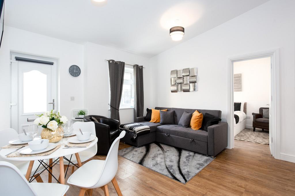 Hamlet Court Road, Westcliffonsea, SS0 2 bed semidetached bungalow for sale £300,000