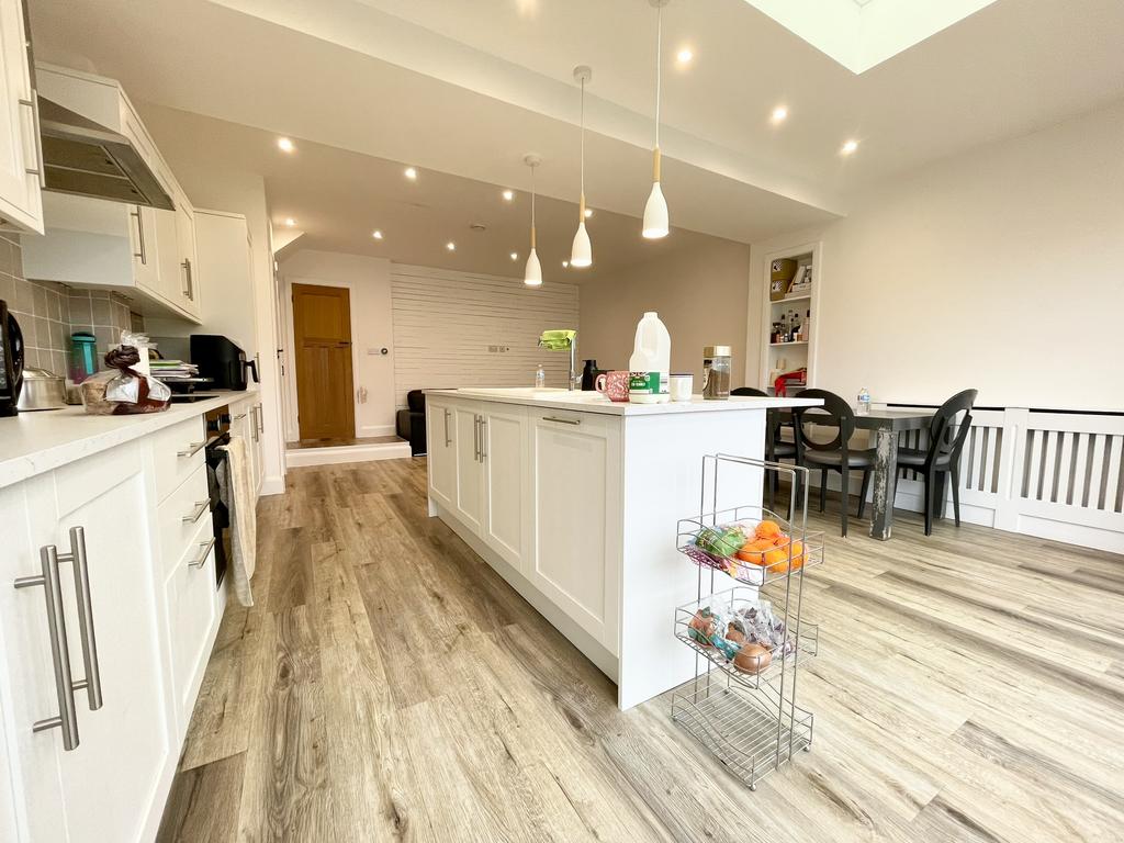 Hillingdon Road, Watford WD25 5 bed semidetached house £2,900 pcm (£