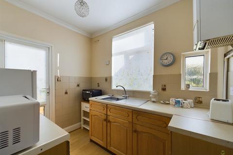 2 bedroom semi-detached bungalow for sale - 68 Eversley Avenue, Bexleyheath