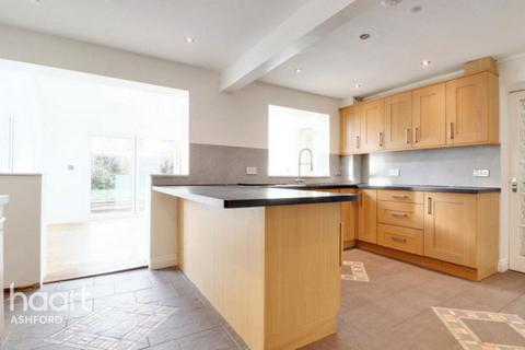 5 bedroom detached house to rent, Crofton Close, Ashford