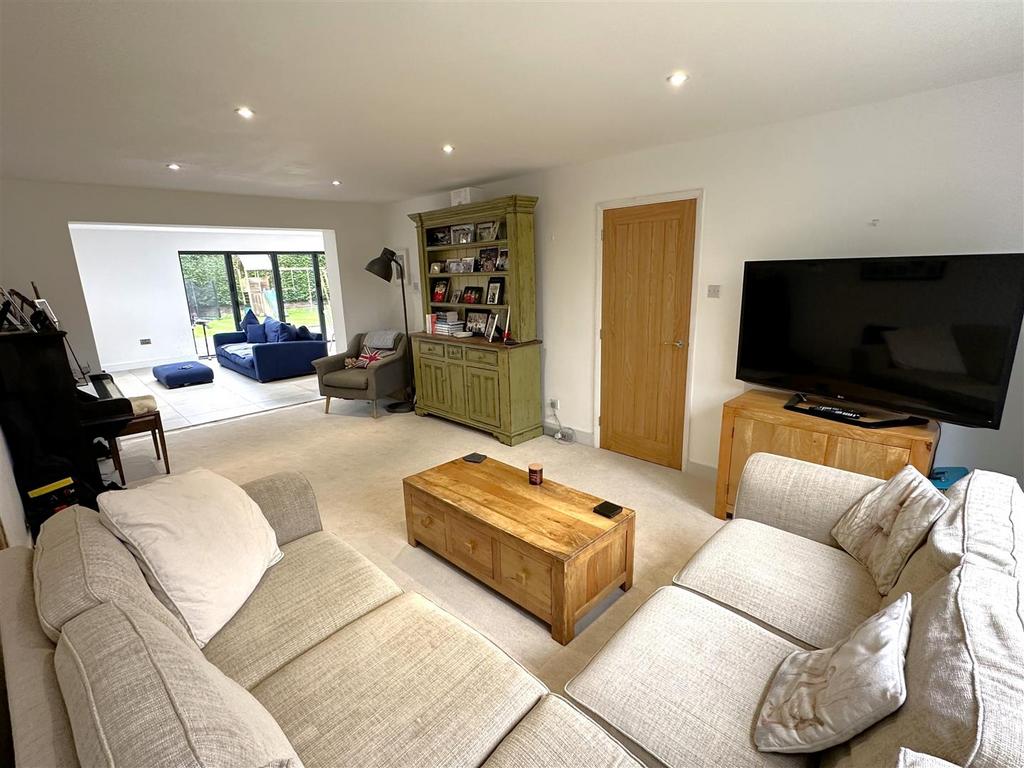 Living Room Into Family Kitchen 937