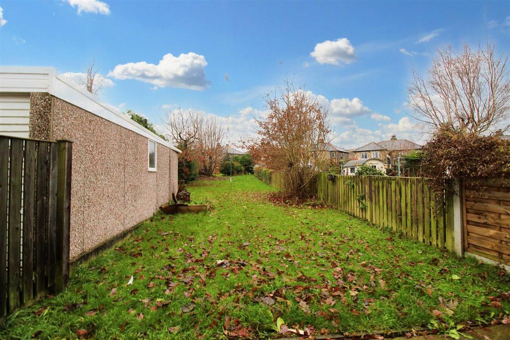 Moorside Road, Kirkheaton, Huddersfield, HD5 0LX 3 bed semidetached