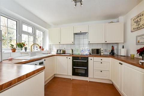 5 Oak Close, Overton, Basingstoke, RG25 3JT