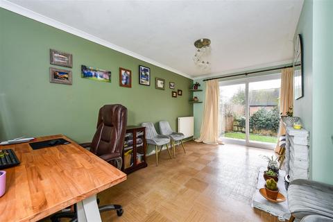 5 Oak Close, Overton, Basingstoke, RG25 3JT