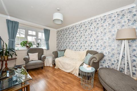 5 Oak Close, Overton, Basingstoke, RG25 3JT
