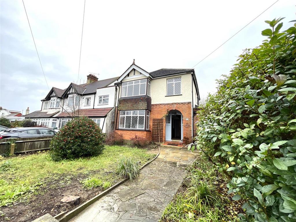 Stanley Park Road, Carshalton SM5 4 bed detached house to rent £2,450