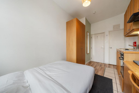 Studio to rent, Fairholme Road, West Kensington, London, W14