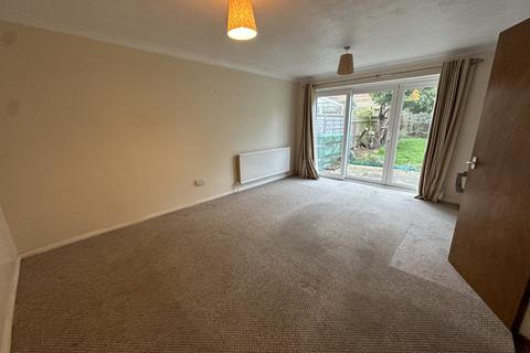 2 bedroom semi-detached bungalow to rent, Wade Close, Eastbourne BN23