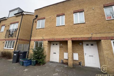 3 bedroom semi-detached house to rent, St. Giles Close, HOUNSLOW TW5