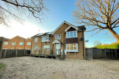 1 bedroom apartment to rent, Hawthorn Close, Woking, Surrey, GU22