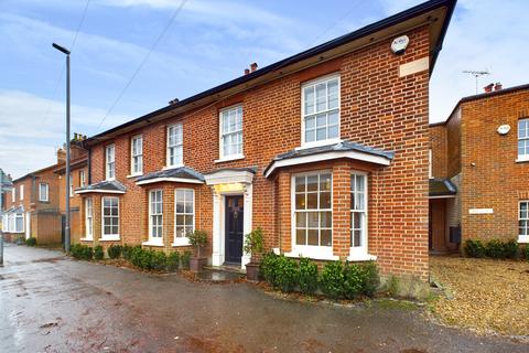 4 bedroom semi-detached house to rent - Burkes Corner, 87 Aylesbury End, Beaconsfield, HP9 1LS