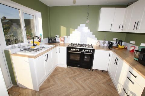 3 bedroom semi-detached house for sale - Roehampton Rise, Ardsley, Barnsley