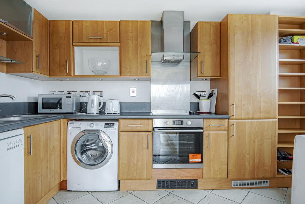 Seven Kings Way, Kingston, KT2 2 bed apartment to rent £1,900 pcm (£