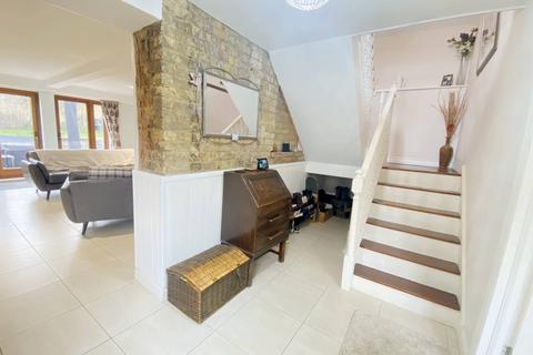 4 bedroom barn conversion to rent - Kiln Barn Road, East Malling ME19